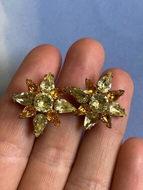 Beautiful Vintage Rhinestone Flower Clip On Earrings